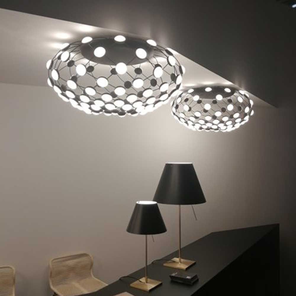 Luceplan LED Deckenlampe Mesh Ø 72cm in modernem Raum mit Tischlampen