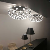 Luceplan LED Deckenlampe Mesh Ø 72cm in modernem Raum mit Tischlampen