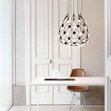 Luceplan LED Hängelampe Mesh Ø 55cm, max. 100cm in modernem Raum mit Schreibtisch und Stuhl.
