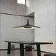 Luceplan LED-pendellampe Soleil Noir 120 x 62 cm i et moderne rom over bord.