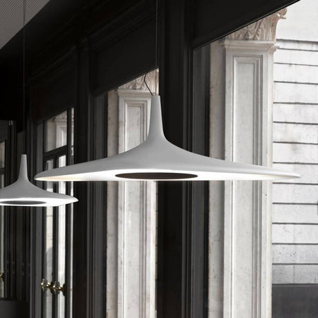 Luceplan LED Hängelampe Soleil Noir 120 x 62cm, schlankes und elegantes Design, asymmetrische Aufhängung.
