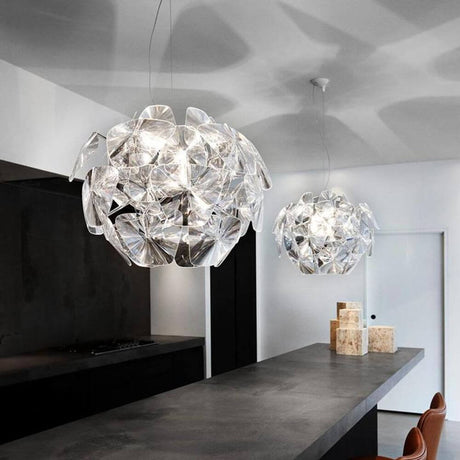 Luceplan LED Pendelleuchte Hope Ø 72cm mit Philips Hue CCT in modernem Wohnraum-Design.