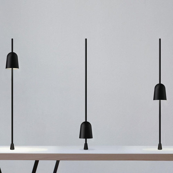 Luceplan LED Schreibtischlampe Ascent schwarz auf einem Tisch, moderne und elegante Tischleuchten.