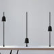 Moderne Luceplan LED Schreibtischlampe Ascent in Schwarz, elegant auf einem Tisch angeordnet.