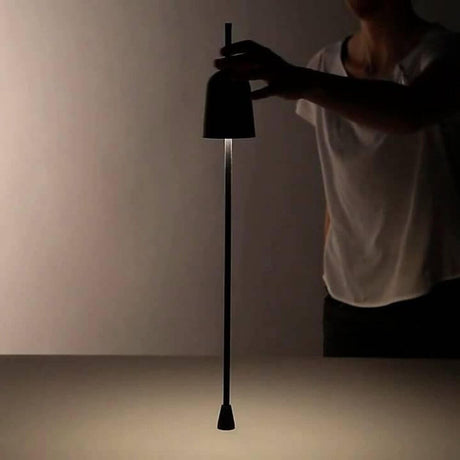 Luceplan LED skrivebordslampe Ascent svart i bruk, presis dimming og moderne design.