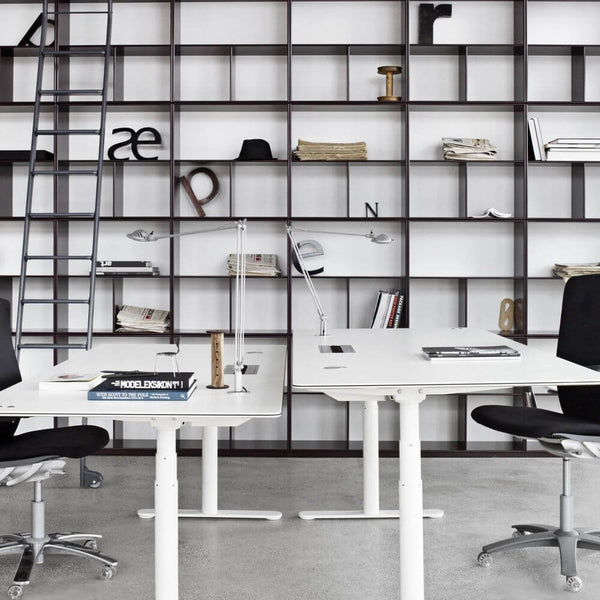 Luceplan LED lampe de bureau Berenice avec fixation dans un bureau moderne avec étagères.