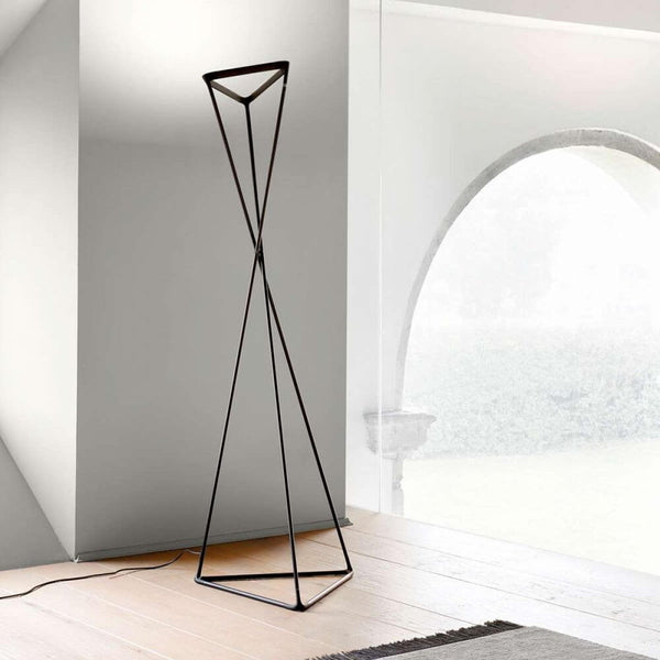 Luceplan LED Stehlampe Tango schwarz in modernem Design, dreieckige Basis und grazile Aluminiumstäbe.