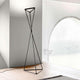 Luceplan LED Stehlampe Tango schwarz in modernem Design, dreieckige Basis und grazile Aluminiumstäbe.