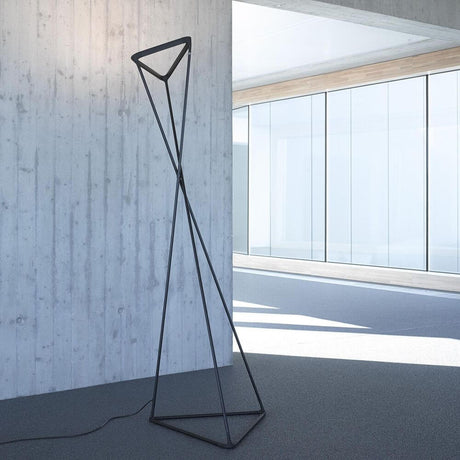 Luceplan LED Stehlampe Tango schwarz in modernem Raum, dreieckige Basis und elegante Aluminiumstäbe.