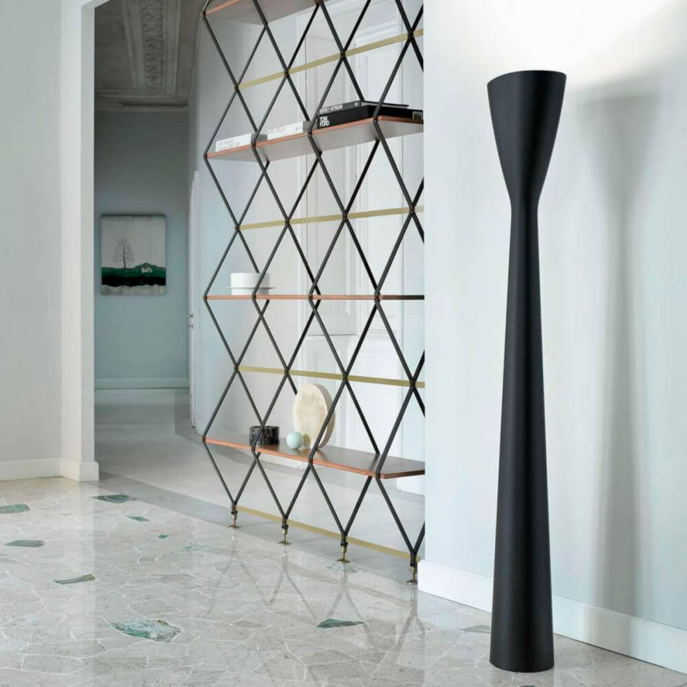 Luceplan LED Stehleuchte Carrara 185cm in modernem Wohnraum mit stilvollem Regal