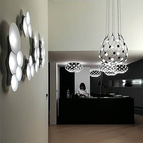 Luceplan LED Væglampe Bulbullia 62x37cm i et moderne interiør med elegante lys.