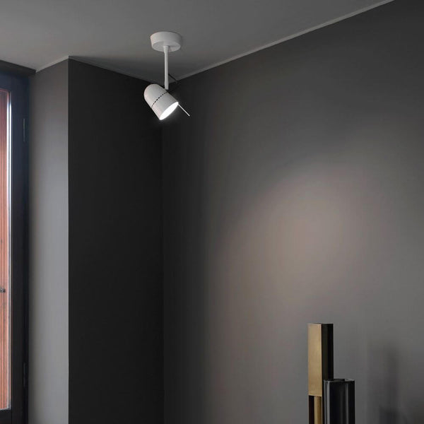 Luceplan LED Vægspot Modvægt monteret på en lige væg, byder på moderne design og varmt hvidt lys.