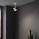 Luceplan LED Wandspot Counterbalance an einer geraden Wand montiert, bietet modernes Design und warmweißes Licht.