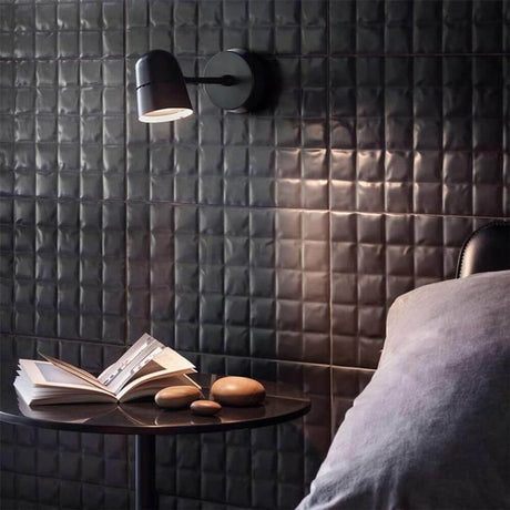 Luceplan LED Wandspot Counterbalance an einer Wand, ideal als Leseleuchte neben einem Bett.