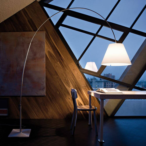 Luceplan Lady Costanza Stehleuchte 250cm unter einem modernen Fenster, elegant und flexibel, ideal für jedes Zuhause.