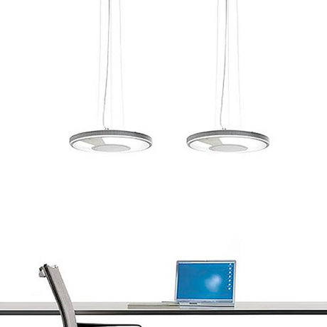 Luceplan Lightdisc Abhängekit für Ø 40er-Version im Einsatz über einem modernen Schreibtisch mit Laptop.