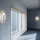 Helle Wand- und Deckenleuchte Lightdisc von Luceplan in modernem Raumdesign, beleuchtet mit sanftem Licht.
