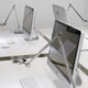 Luceplan Otto Watt Tischfuß 18 x 18cm in modernem Büro mit Apple iMacs und eleganten Tischleuchten.