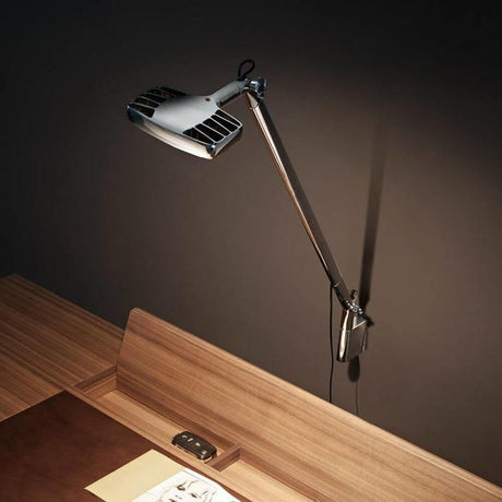 Luceplan Otto Watt Wandhalterung an einer Holzoberfläche montiert, mit dimmbarem LED-Licht für optimale Beleuchtung.
