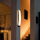 Moderne Luceplan Wand- und Deckenleuchte Strip an Wand in stilvollem Innenraum, beleuchtet Treppe sanft.