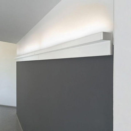 Applique murale Luceplan Any 63 cm blanche montée sur un mur gris, élégante et moderne pour un éclairage d’intérieur personnalisé.