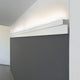 Luceplan Wandlampe Any 63cm weiß an grauer Wand montiert, elegant und modern für individuelle Wohnraumbeleuchtung.