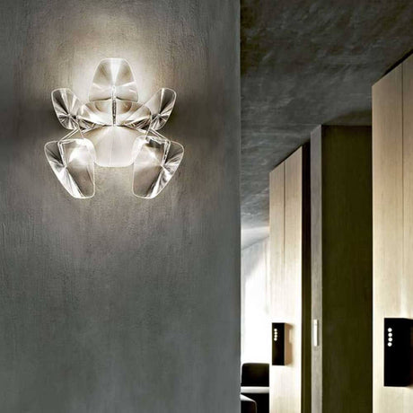 Lampe murale Luceplan Hope Ø 48 cm transparente sur un mur moderne dans un espace élégant.