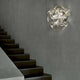 Luceplan Wandleuchte Hope Ø 61cm an einer Wand über einer Treppe, modernes und elegantes Design.