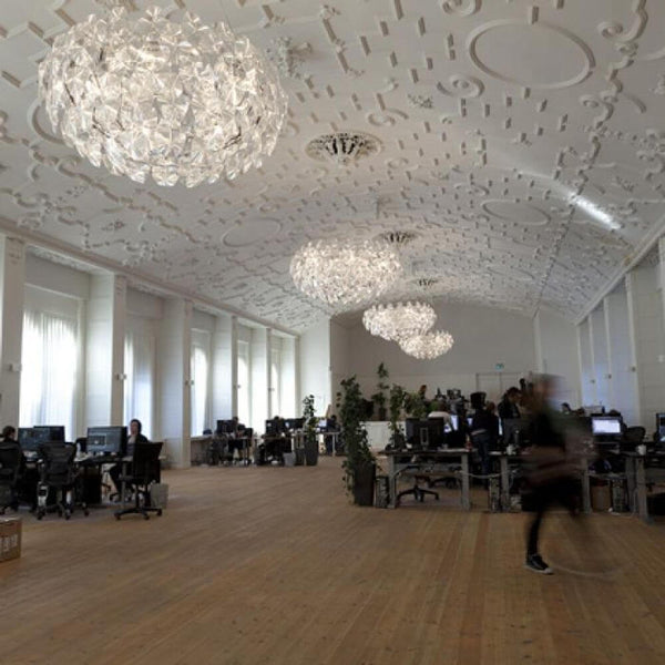 Büro mit Luceplan XXL Hängelampe Hope Ø 200cm, modernen Arbeitsplätzen und ansprechendem Lichtdesign.
