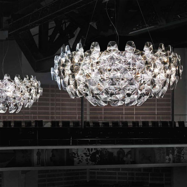 Luceplan XXL Hängelampe Hope Ø 200cm in einem modernen Raum, leuchtet als prismatischer Edelstein.