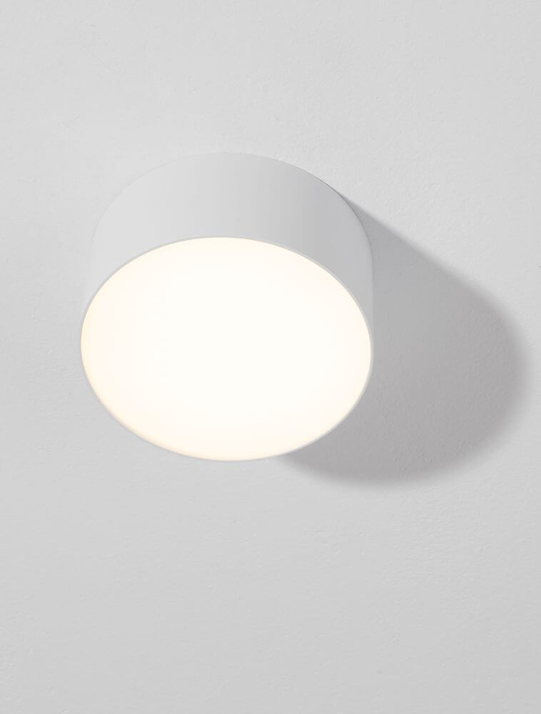 Luldo LED Deckenleuchte Ø 14cm 3000K in minimalistischer, runder Form an der Decke montiert.