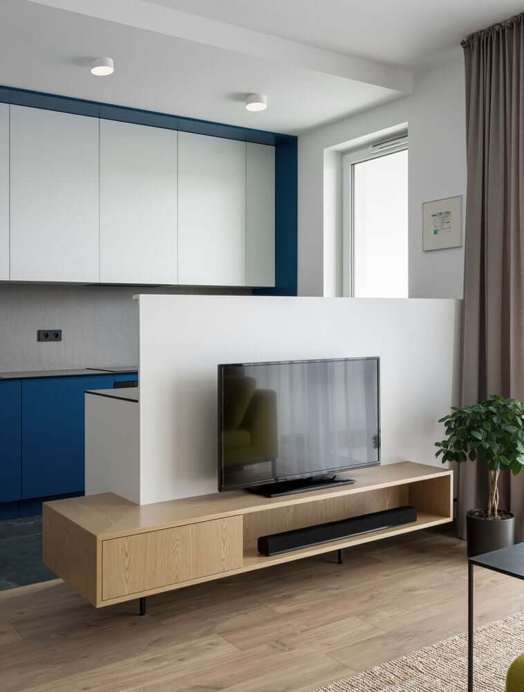 Moderner Wohnraum mit Luldo LED Deckenleuchte Ø 14cm 3000K und Fernseher auf einem Möbelstück.