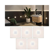 LumiTiles LED Fliesen Square 5er-Set Metall Kunststoff, Weiß in modernem Badezimmer mit kuscheligem Handtuch.