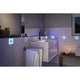 Moderne Badezimmeransicht mit LumiTiles Zubehör Smart Home Zigbee Touch-Modul für RGBW LED Fliesen im Einsatz.