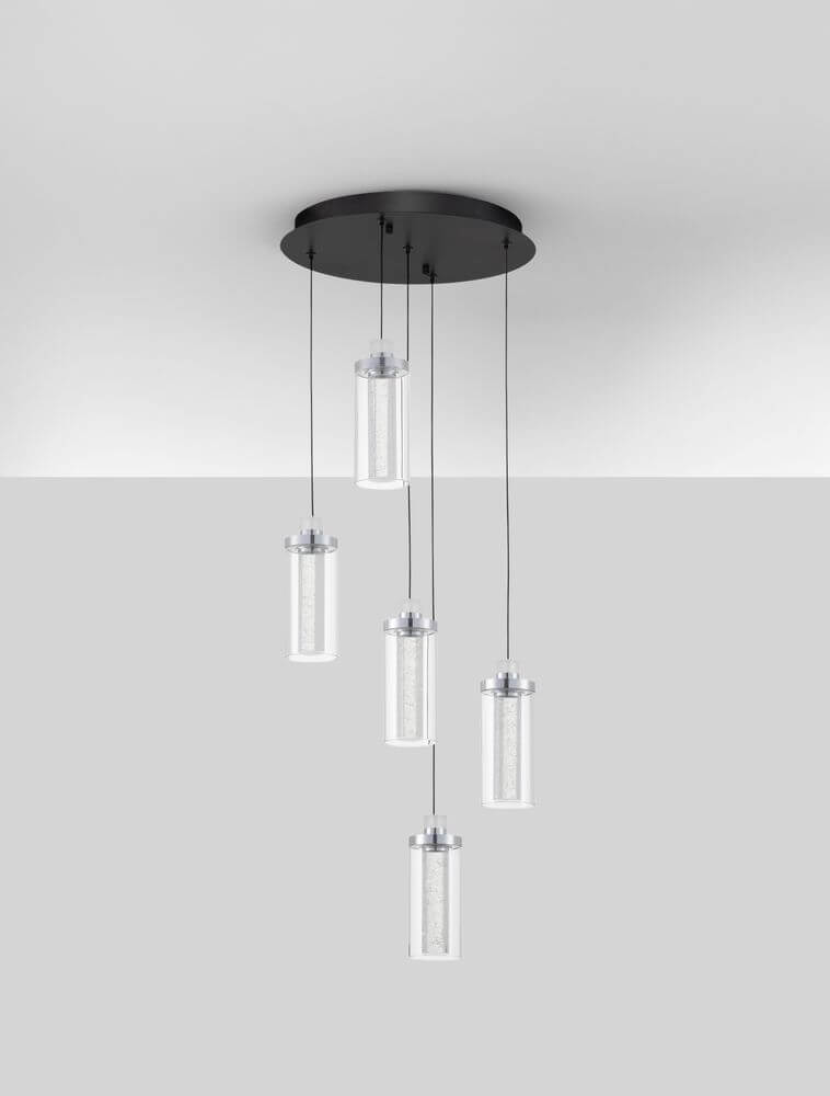 Lune LED Pendelleuchte 5-flammig Ø 34cm 3000K Schwarz, Chrom mit fünf Glaslampenschirmen an schwarzem Dachhimmel.