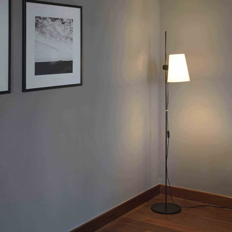 Lupe Stehlampe 150cm Schwarz ohne Schirm in modernem Wohnzimmer mit Bildern an der Wand.