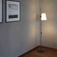 Lupe Stehlampe 150cm Schwarz ohne Schirm in modernem Wohnzimmer mit Bildern an der Wand.