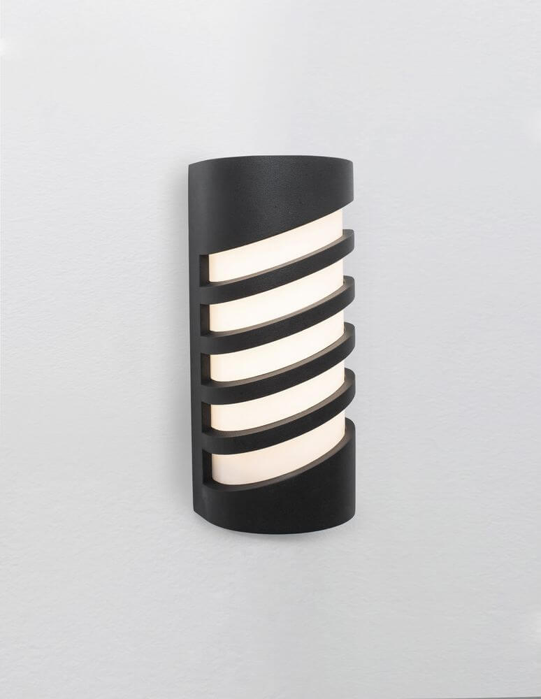 Lupo LED Außenwandleuchte 3000K Schwarz IP65 an einer Wand installiert, modernes Design in schwarz.