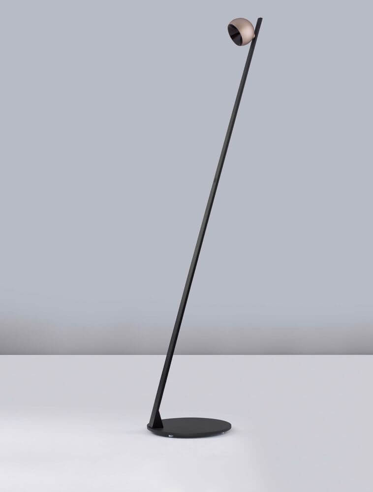 Lusa LED Stehlampe 3000K Champagner, Schwarz auf einem neutralen Hintergrund, modernes Design