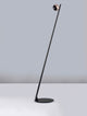 Lusa LED Stehlampe 3000K Champagner, Schwarz in modernem Design mit schmaler Stange und schickem Lampenschirm.