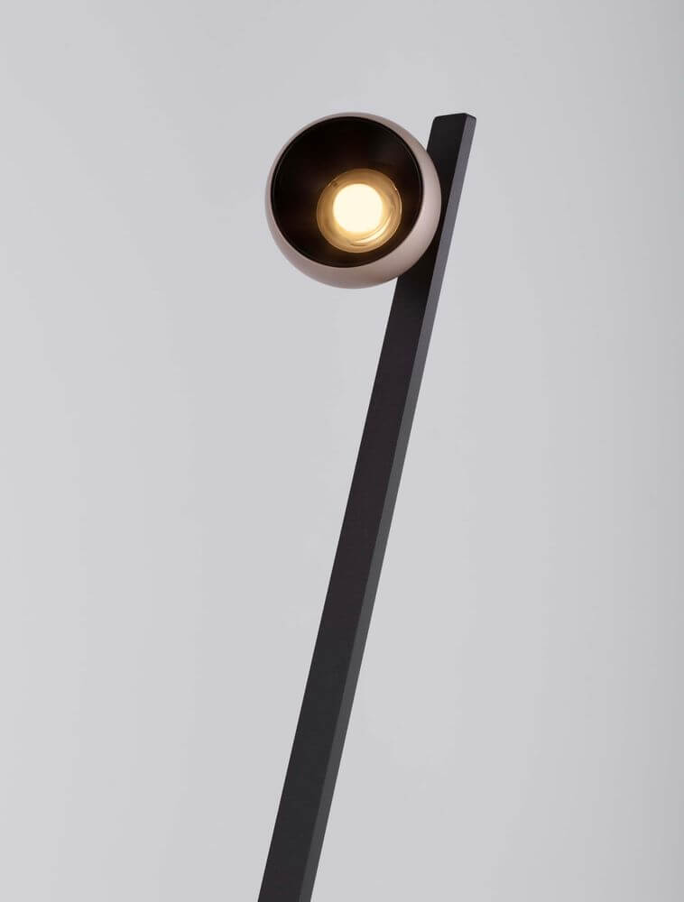 Lusa LED Stehlampe 3000K Champagner, Schwarz mit modernem Design und eleganter Beleuchtung.