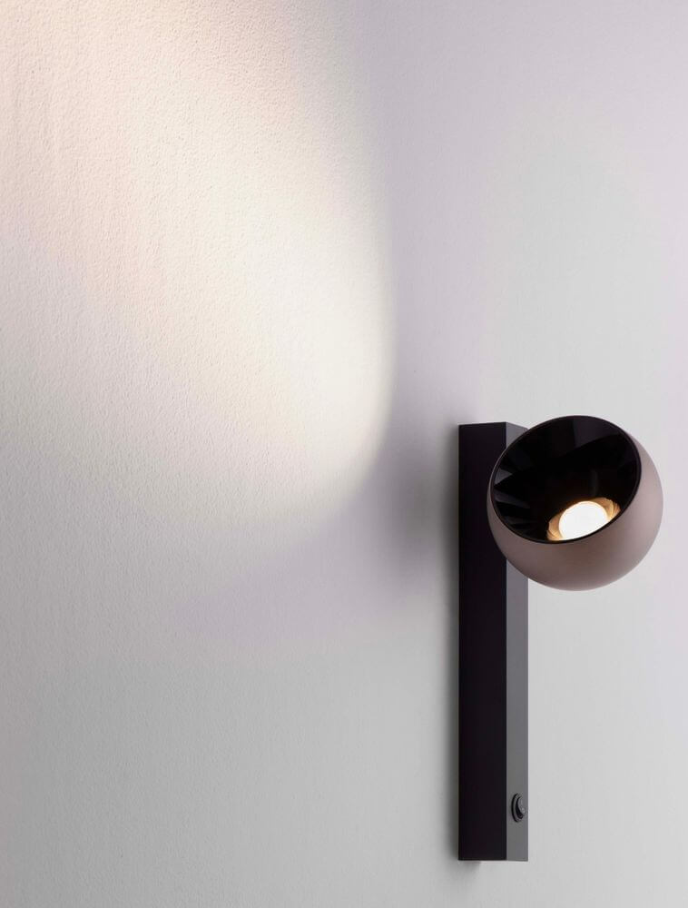 Lusa LED Wandleuchte 3000K in Nickel-Schwarz-Finish an Wand, modernes und elegantes Design.