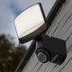 Lutec Sunshine LED-Außenwandleuchte IP44 500lm Schwarz mit PIR-Bewegungssensor an Wand montiert.