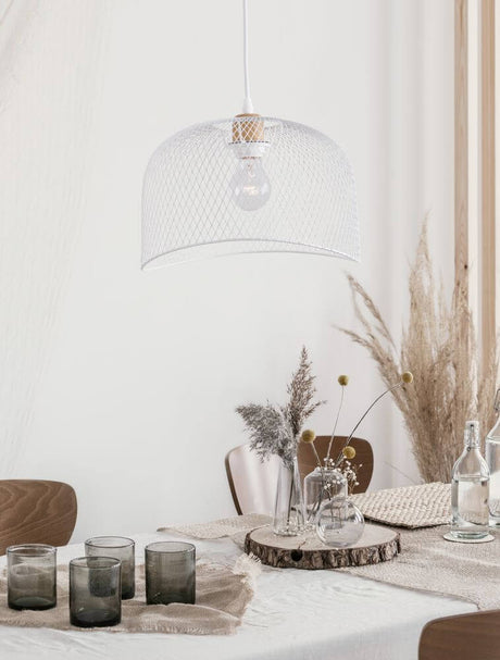 Lyron Pendelleuchte Ø 30cm – mattweißer Metallschirm mit Naturholz-Akzent über Esstisch, minimalistisches skandinavisches Design