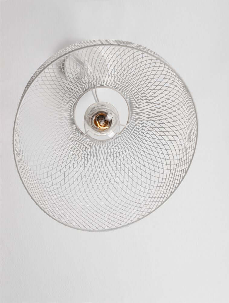 Alt Tag: Lyron Pendelleuchte Ø 30cm - filigraner mattweißer Metallschirm mit Naturholz-Akzent, minimalistisches Design von oben fotografiert