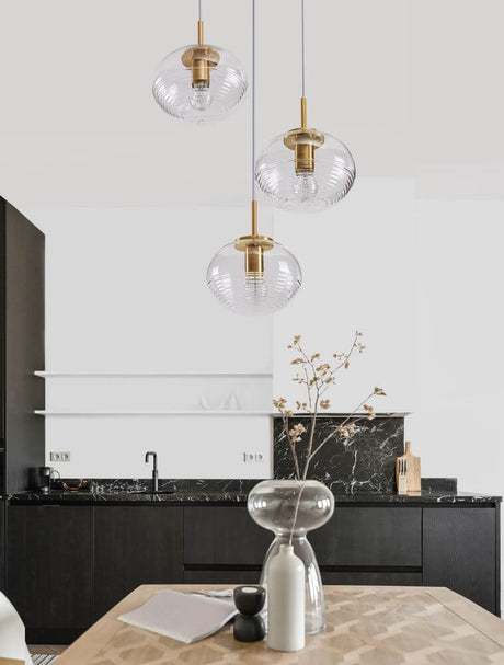 Suspension Maeve à 3 flammes Ø 30 cm Or, Transparent dans un design de cuisine moderne
