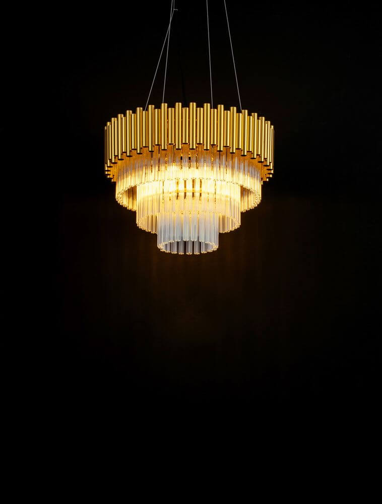 Magnolia Pendelleuchte Zylindrisch 6-flammig Ø 50cm Gold mit goldfarbenem Aluminiumrahmen und Kristallstäben.