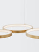 Magnus LED Pendelleuchte 3-flammig 3000K mit drei runden Leuchtmitteln in Goldfarbe.