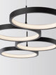 Magnus LED Pendelleuchte 4-flammig 3000K in modernem Design mit drei runden Leuchten.