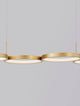 Magnus LED Pendelleuchte 4-flammig 3000K in modernem Design mit goldenen Ringen für stilvolle Beleuchtung.